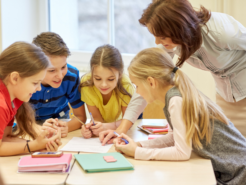 11 діти на уроці англійської мови в школі Brainy Cat School